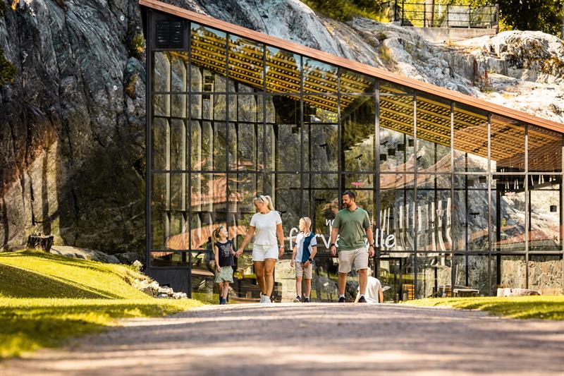 Familie på fire foran Koboltgruvene