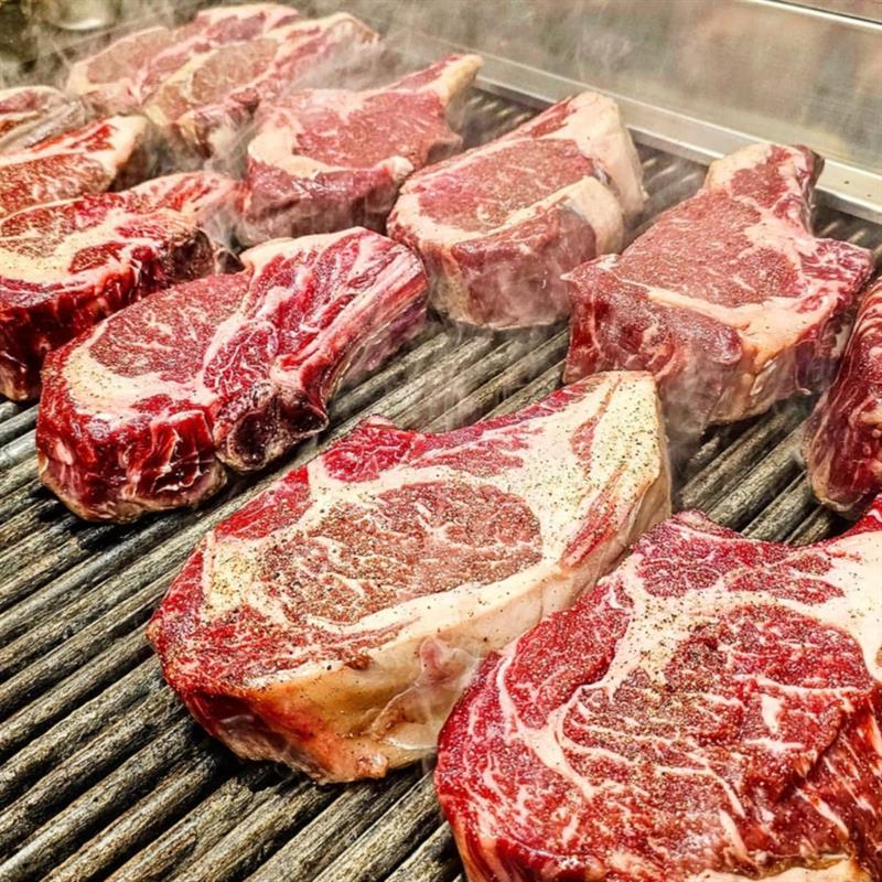 Ribeye-biffer på grillen