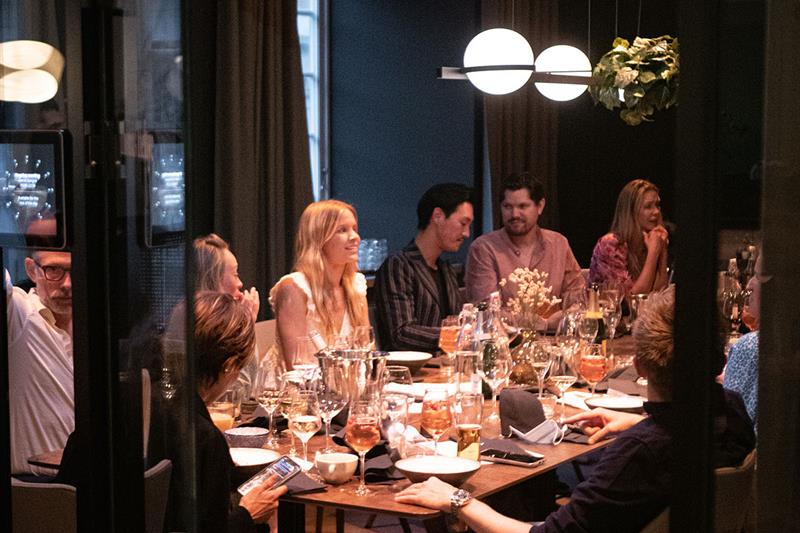 Gjester på Restaurant Bestorp nyter et måltid