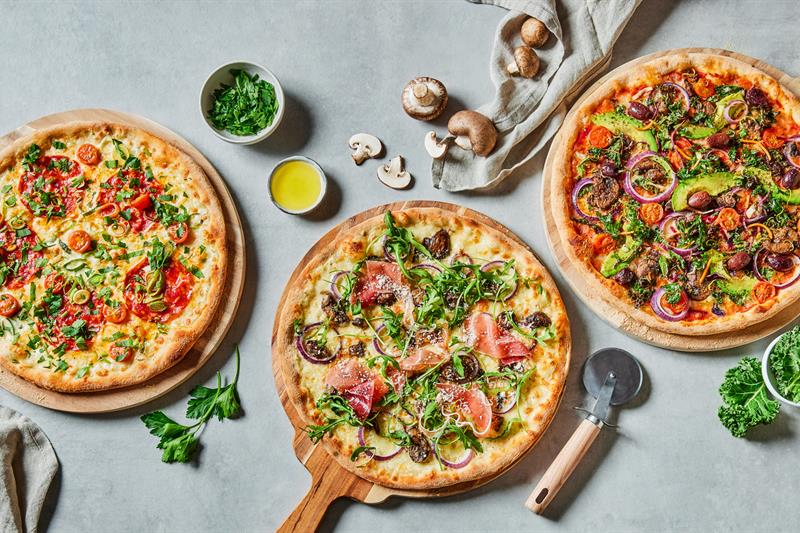 Detaljbilde av vegetariske pizzaer.