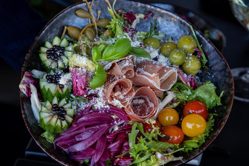 Nærbilde av salat med parmaskinke.
