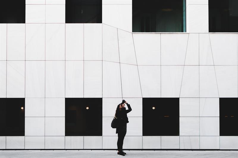 Hvit bygning med person som fotograferer.
