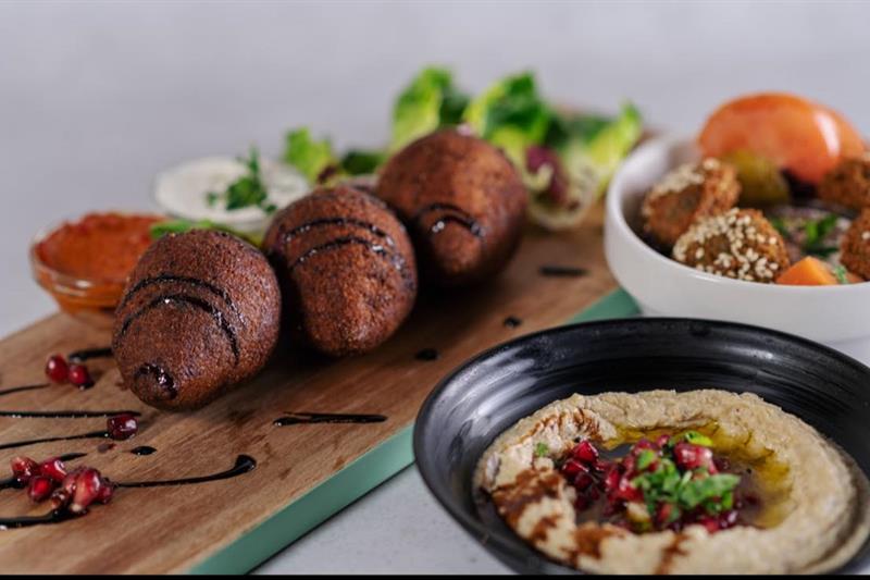 Detaljbilde av falafel og hummus.