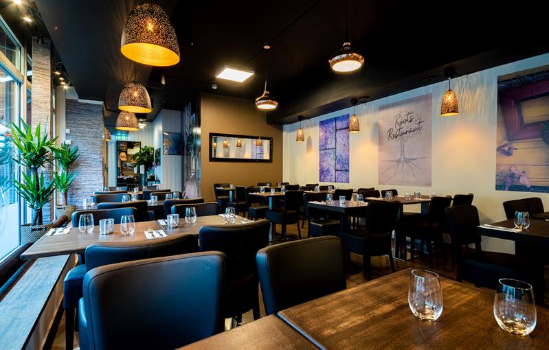 interiøret og bordene i restauranten
