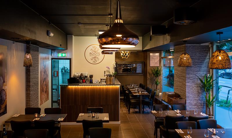 interiøret og bordene i restauranten