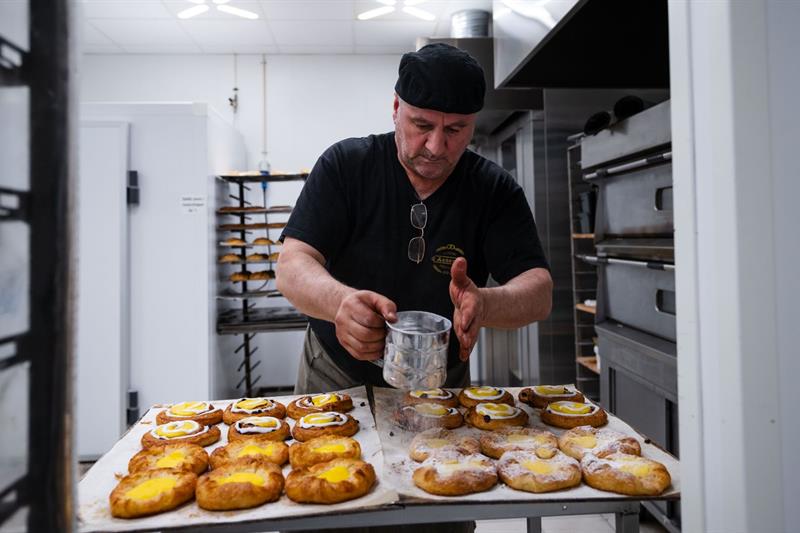 Baker som pynter søte boller.