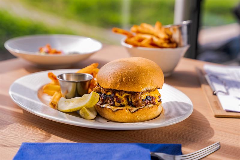 Detalj av en cheeseburger