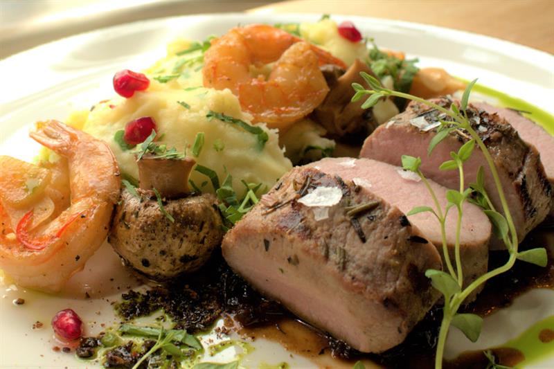 Detalj av «surf and turf» med villsvin
