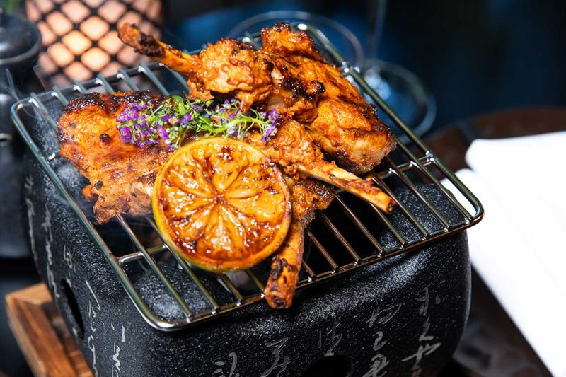Nærbilde av mat på grillen