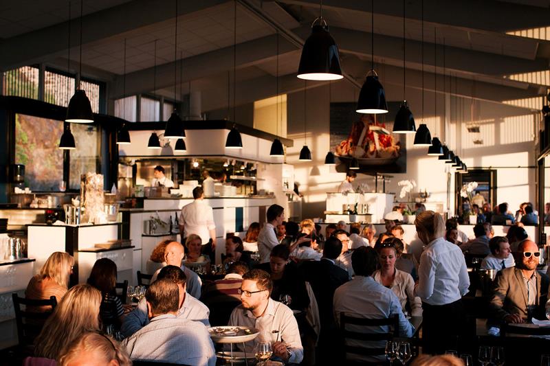 fullsatt restaurant med høyt tak