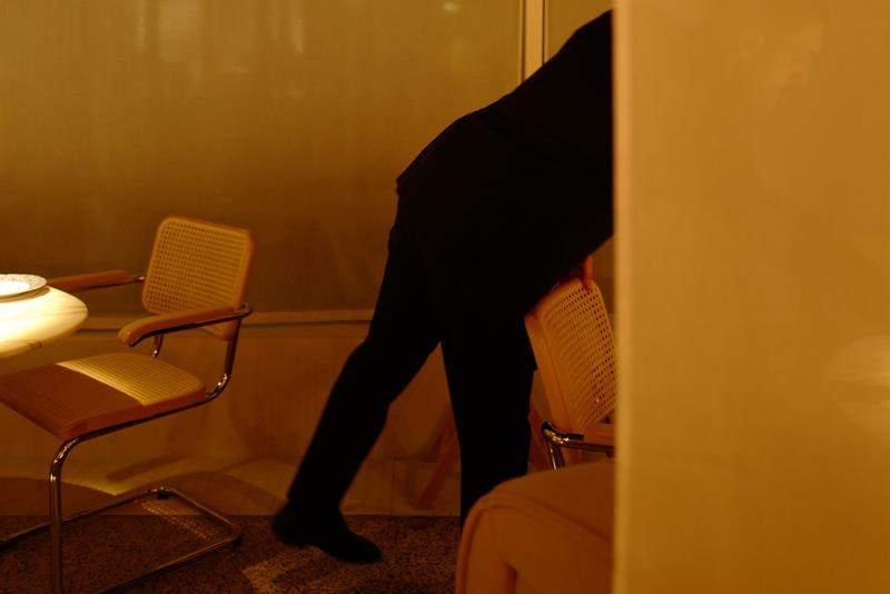 en person inne på restauranten