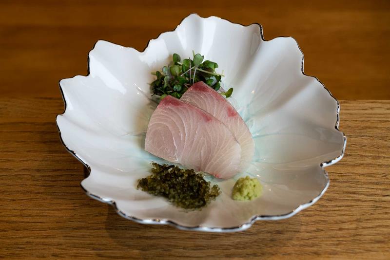 Nærbilde av sashimi i en skål