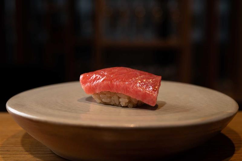Detalj av tunfisk-nigiri