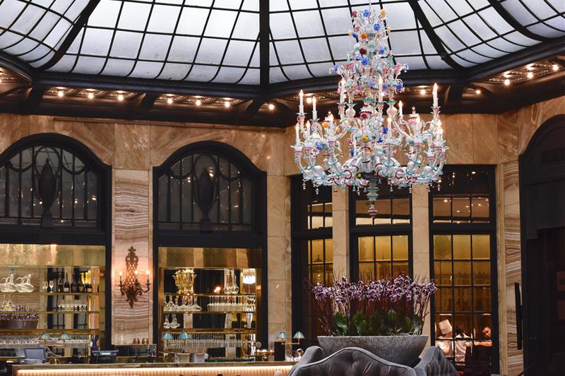 Glassloftet og lysekronen på restauranten Palmen
