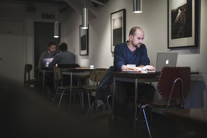 personer med pc inne på kaffebaren