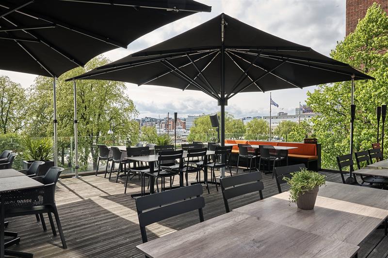 Takterrasse med flott utsikt over byen.