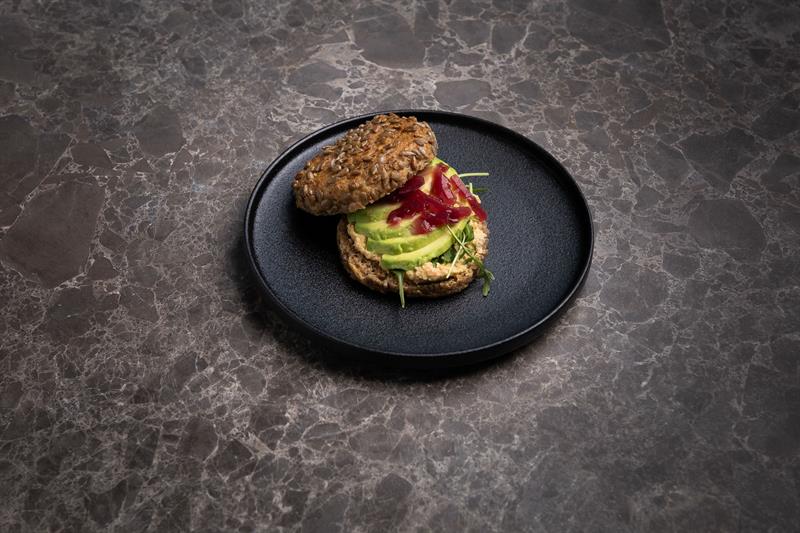 Detalj av rugbrød med hummus