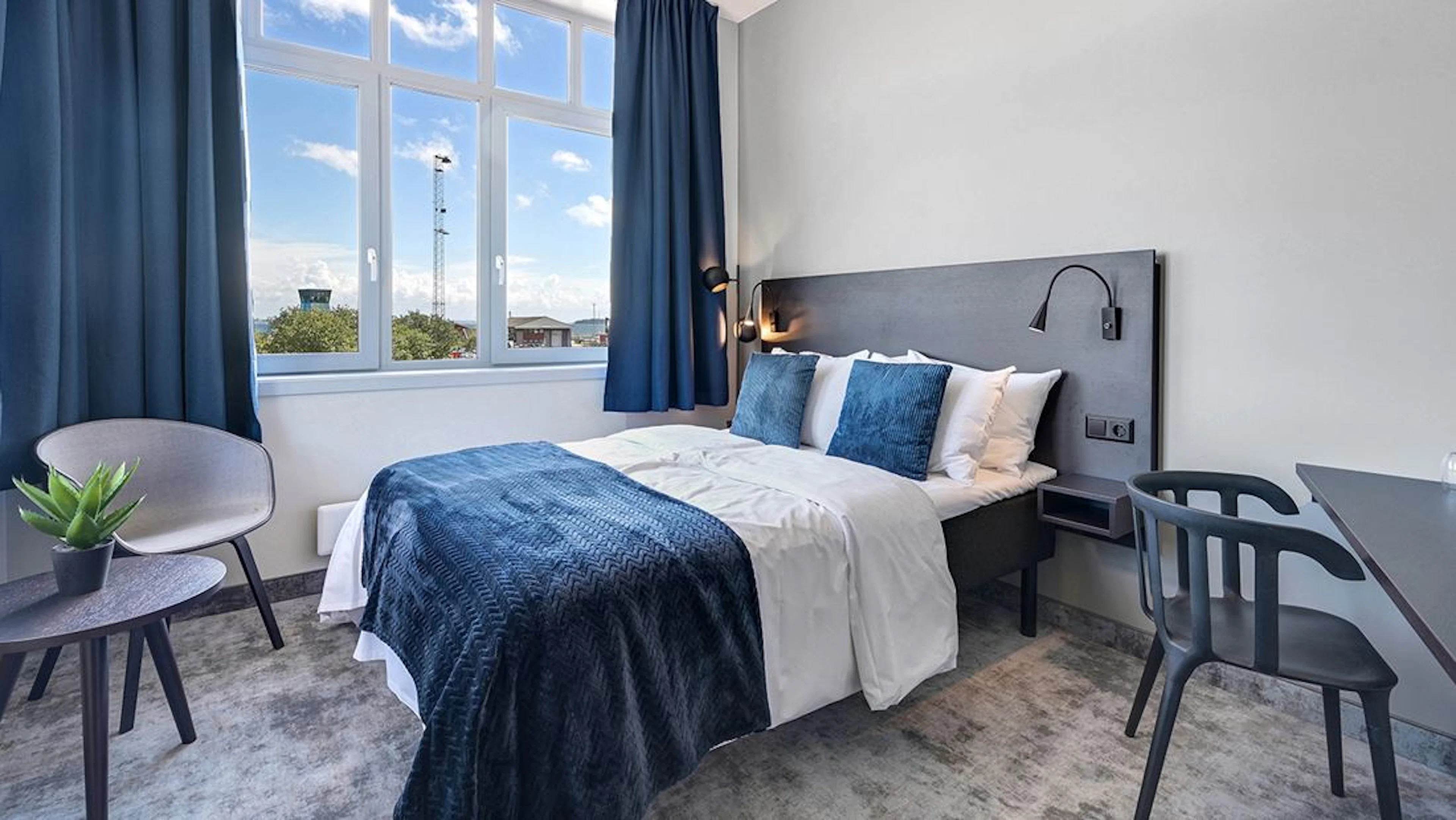 Standard Room Queen (in separate building)