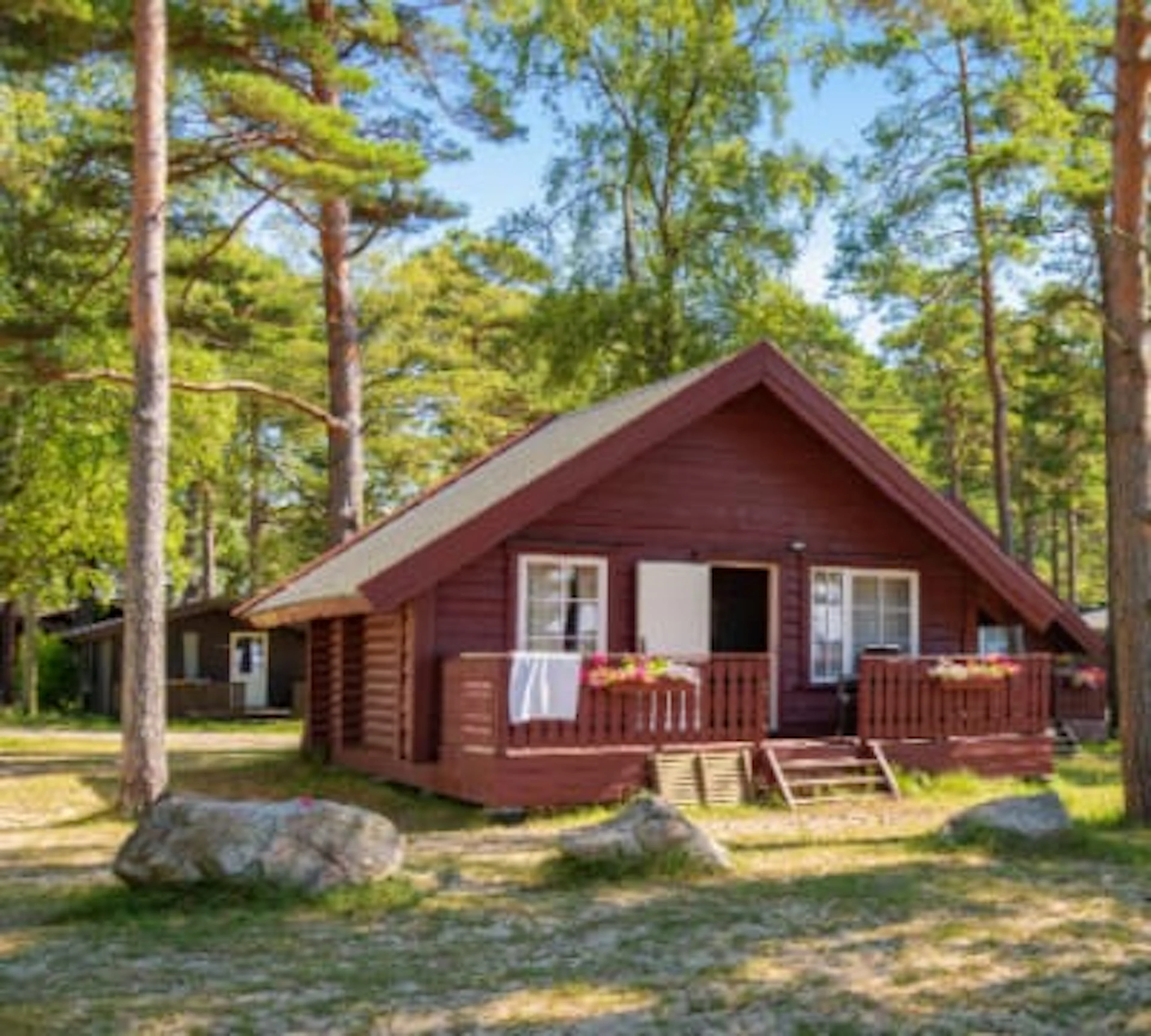 Log Cabin D, One-bedroom cabin with loft – sleeps up to 6 guests