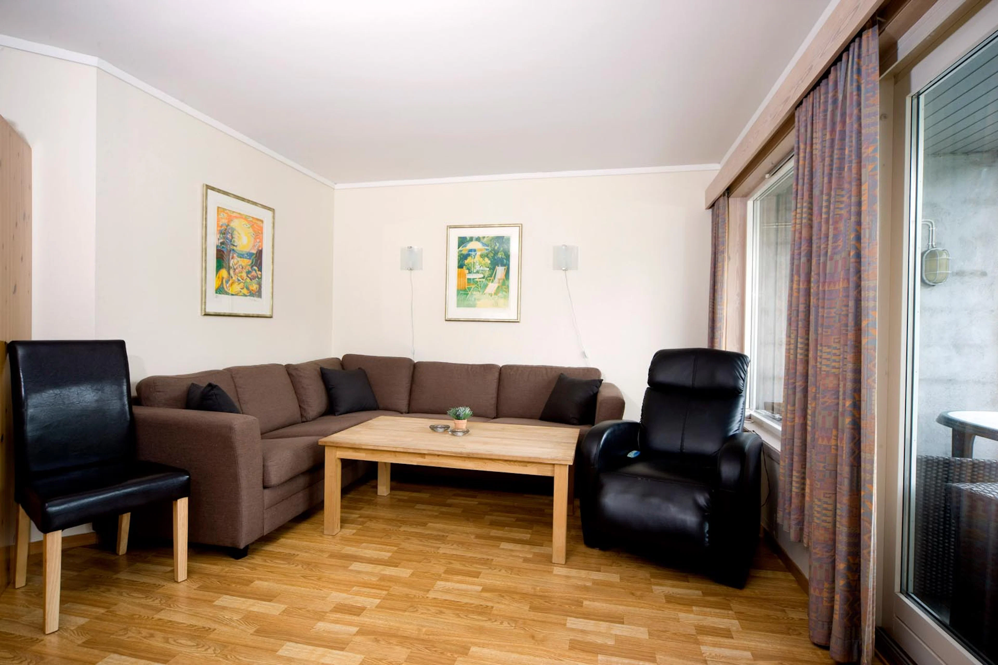 Apartment B, One-bedroom apartment with sleeping alcove – sleeps 6–8 guests