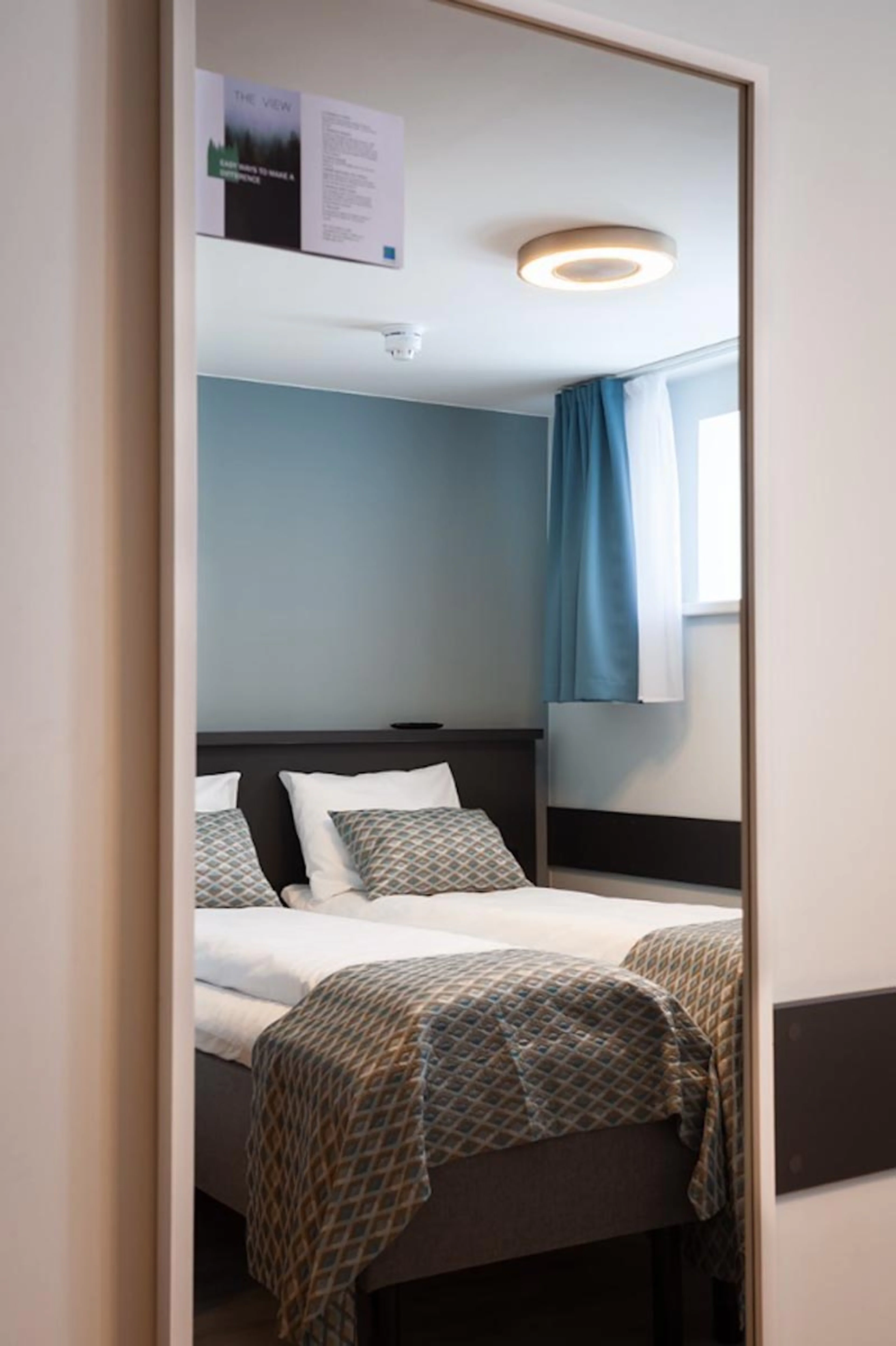 Budget double room (Small window)