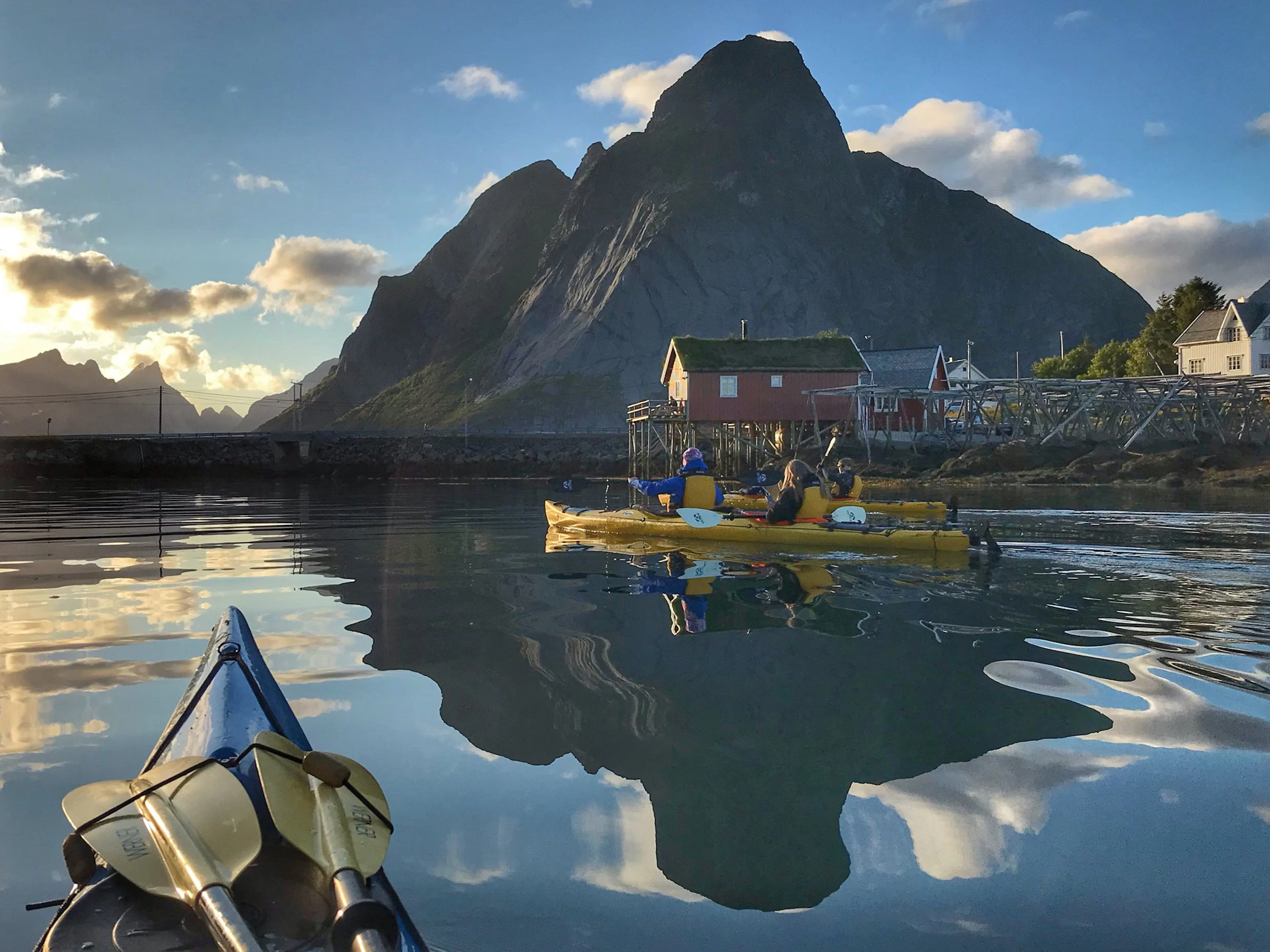 Sommer-Kajakfahren auf dem Reinefjord