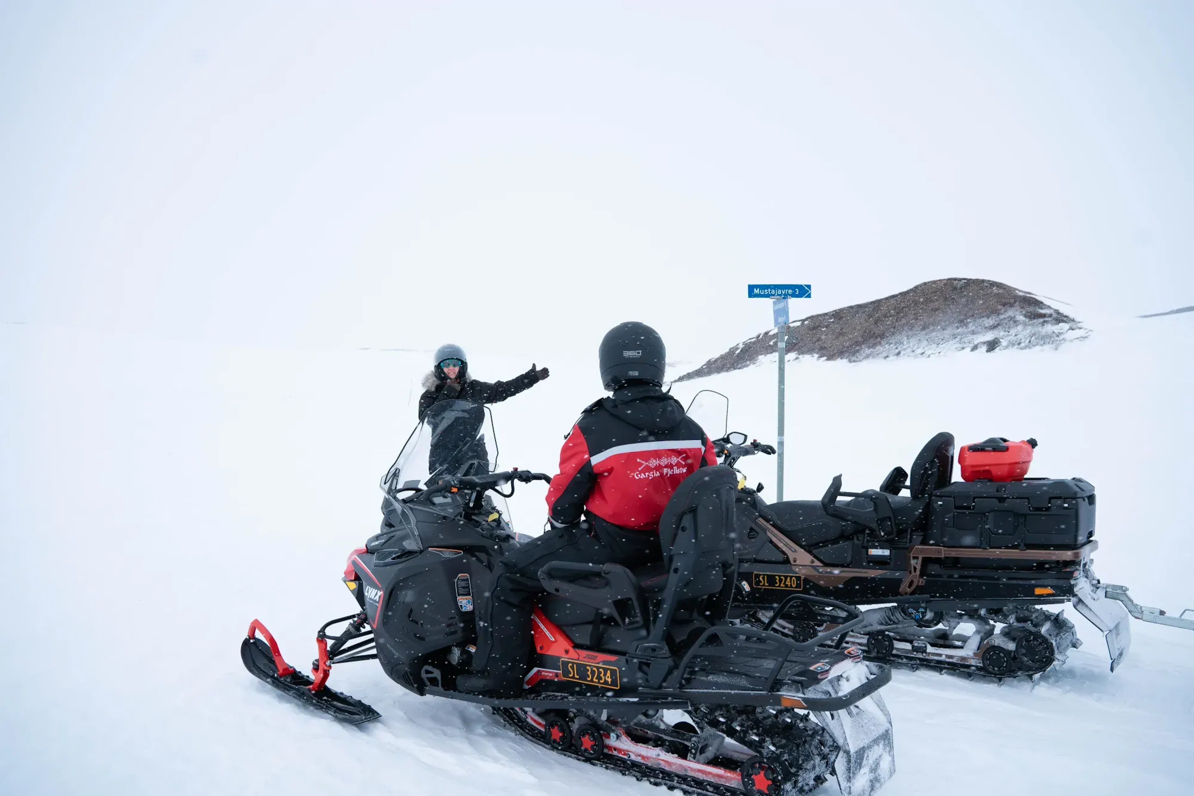 Abenteuer mit Schneemobil und Eisfischen
