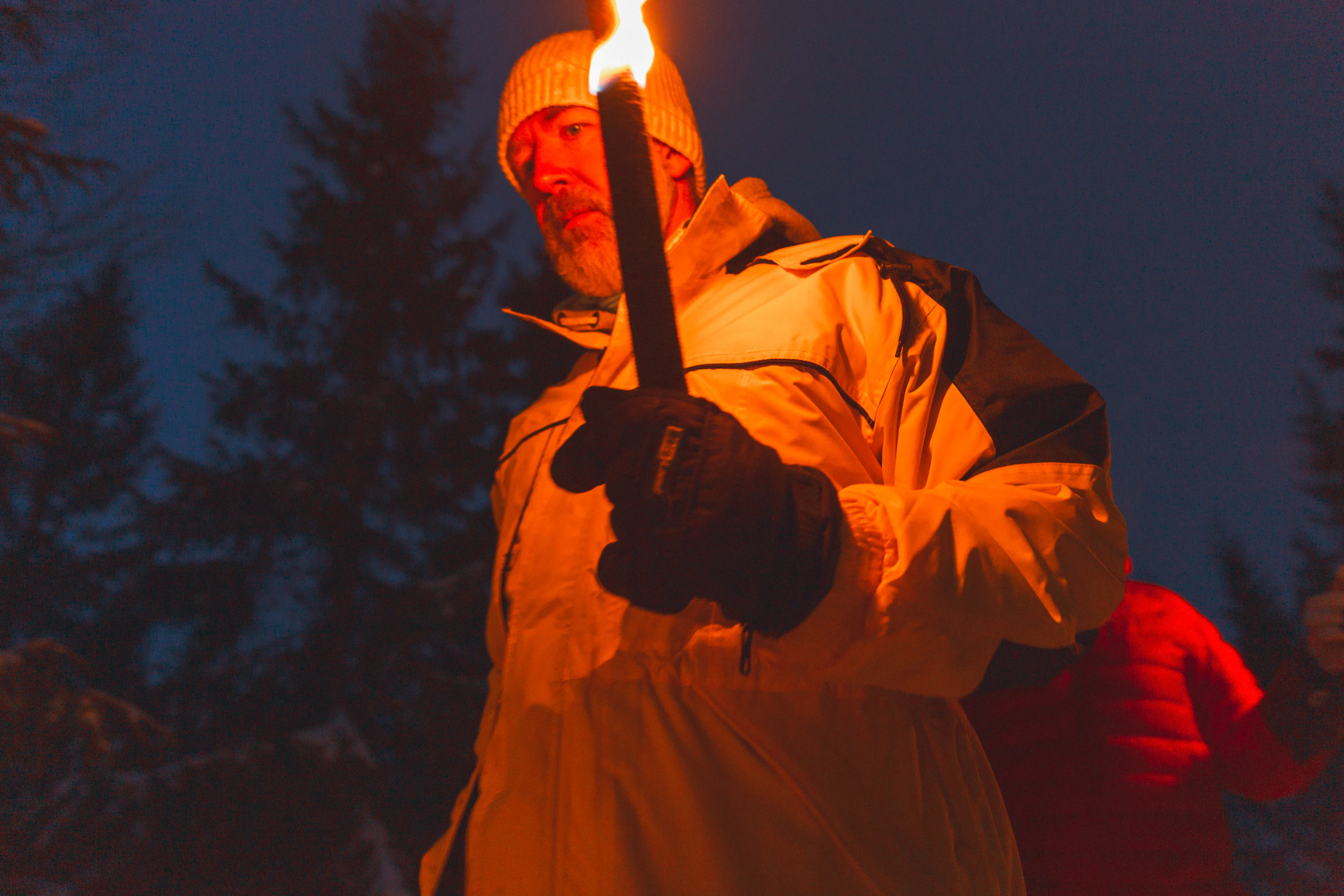 Winterliche Waldwanderung & Lagerfeuer bei Fackelschein