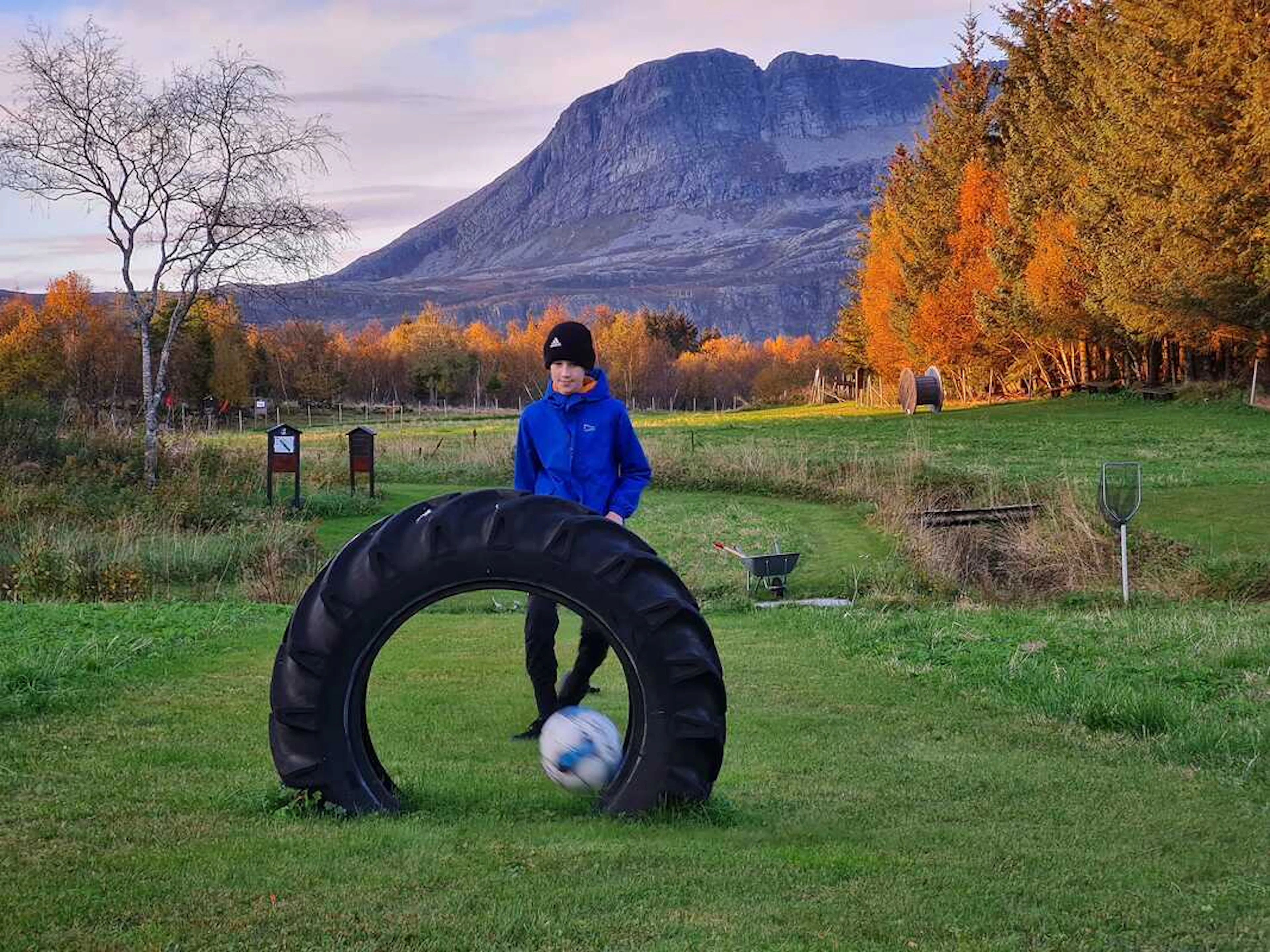 Fußballgolf im Tømmervika Opplevelsessenter