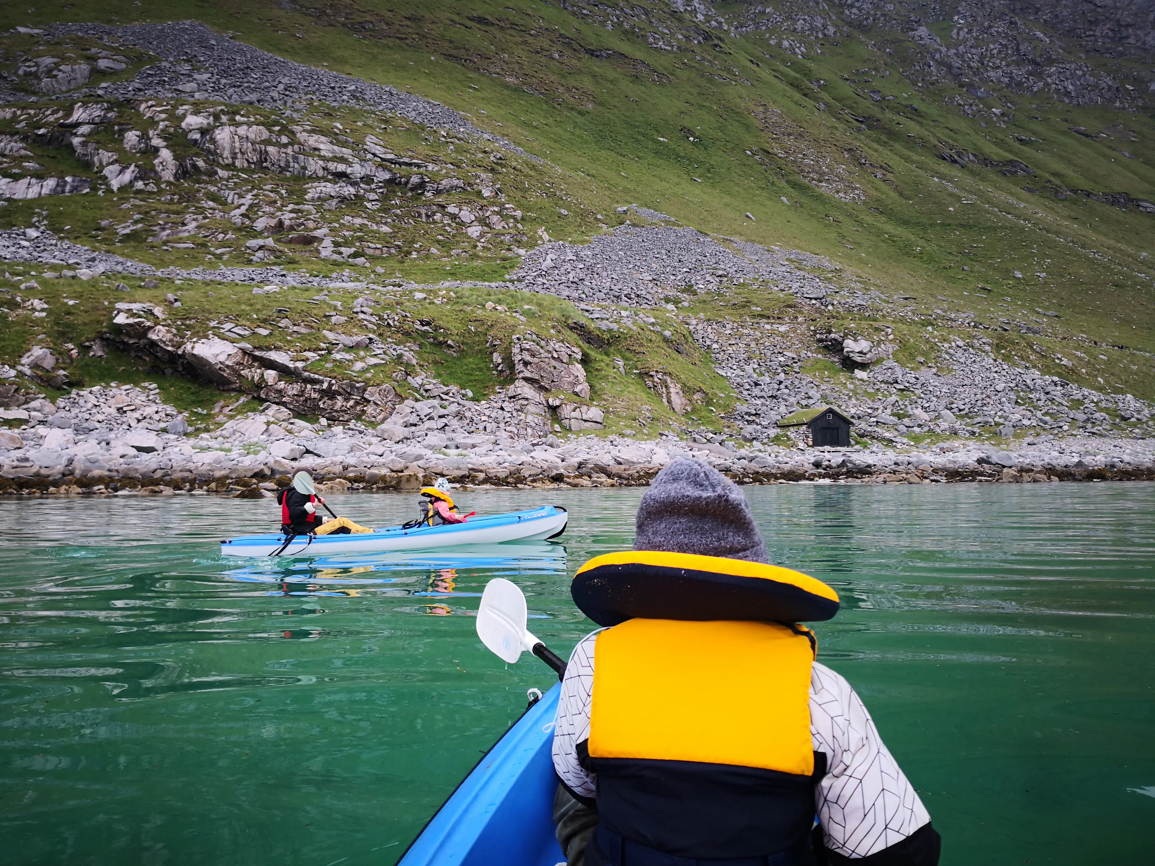 Sit-on-top-Doppelkajakverleih am Haukland Strand, Lofoten