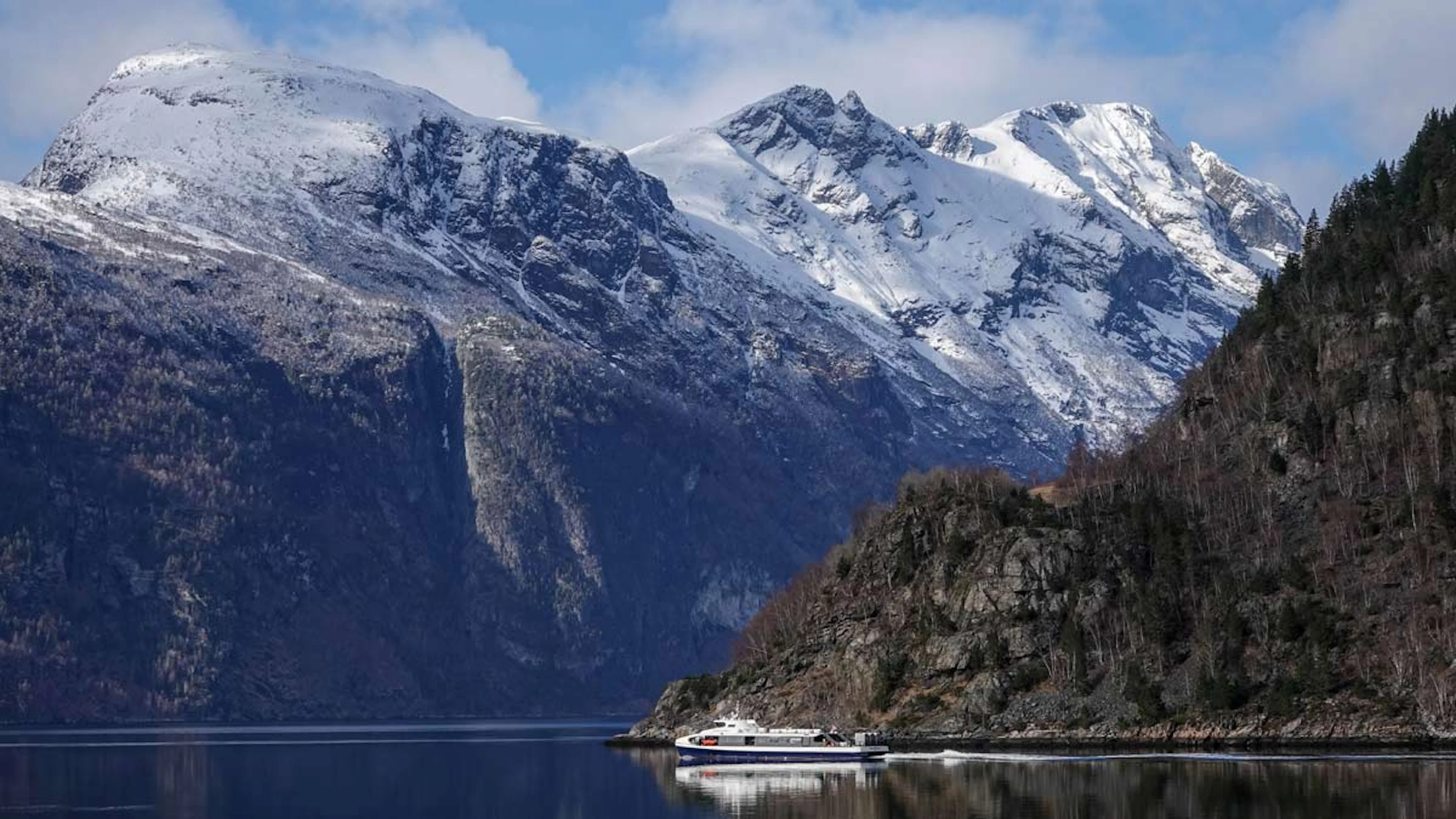 Alesund - Geiranger Fjordcruise mit dem modernen Hybridboot