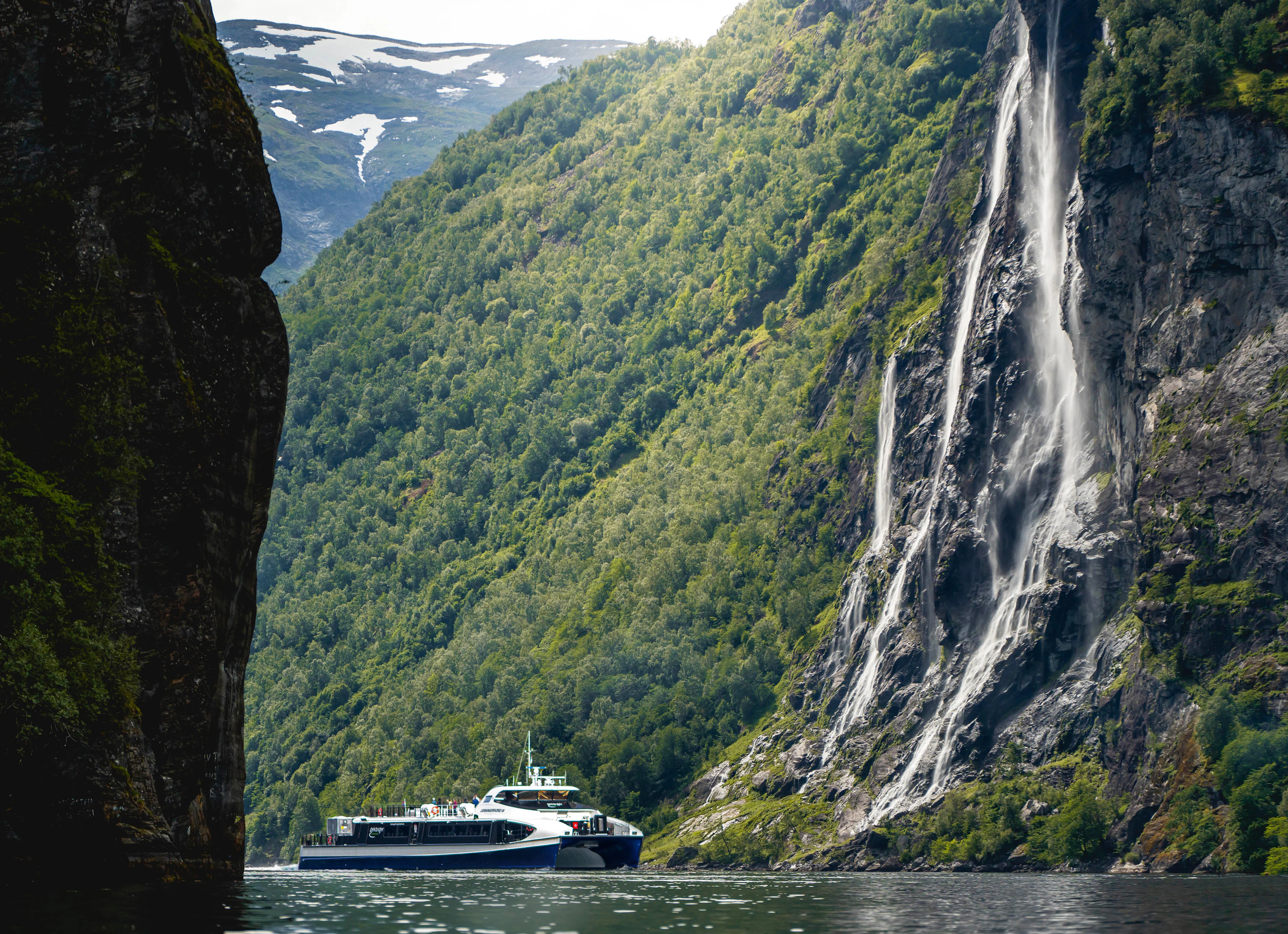 Alesund - Geiranger Fjordcruise mit dem modernen Hybridboot