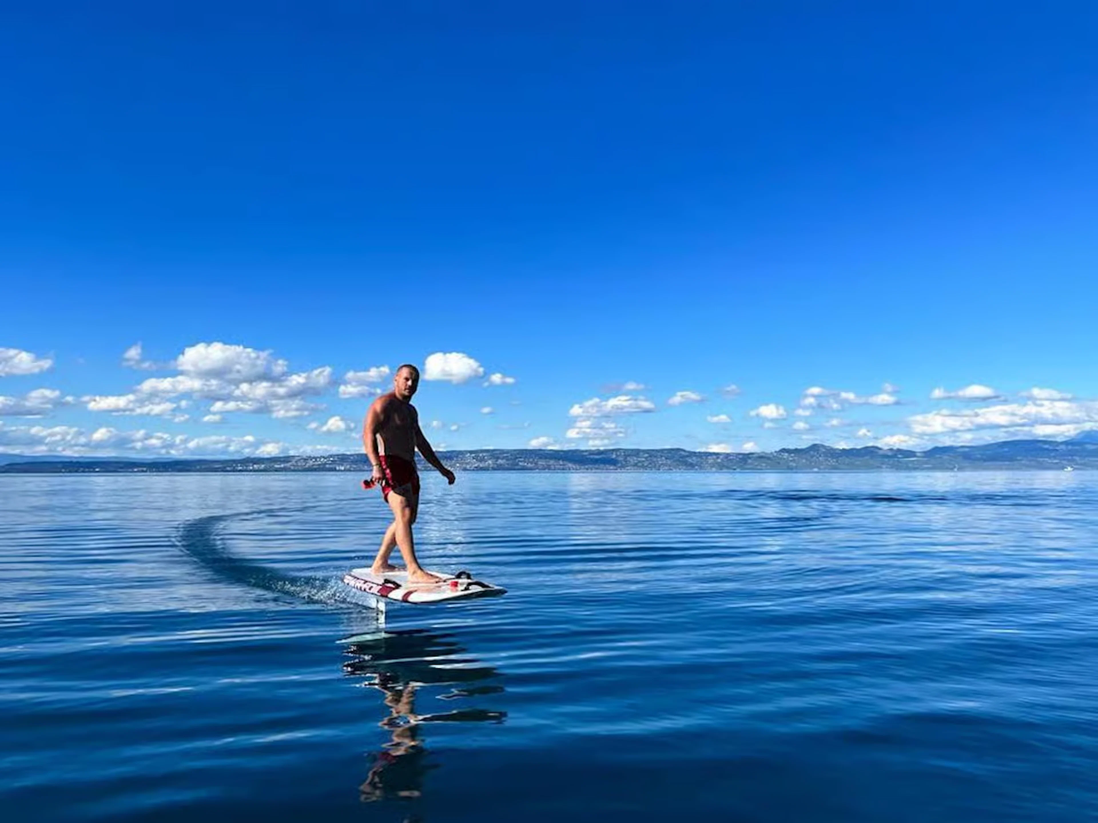 Osloer Fjord E-Foil-Kurs und Lachsflambieren in Oslo