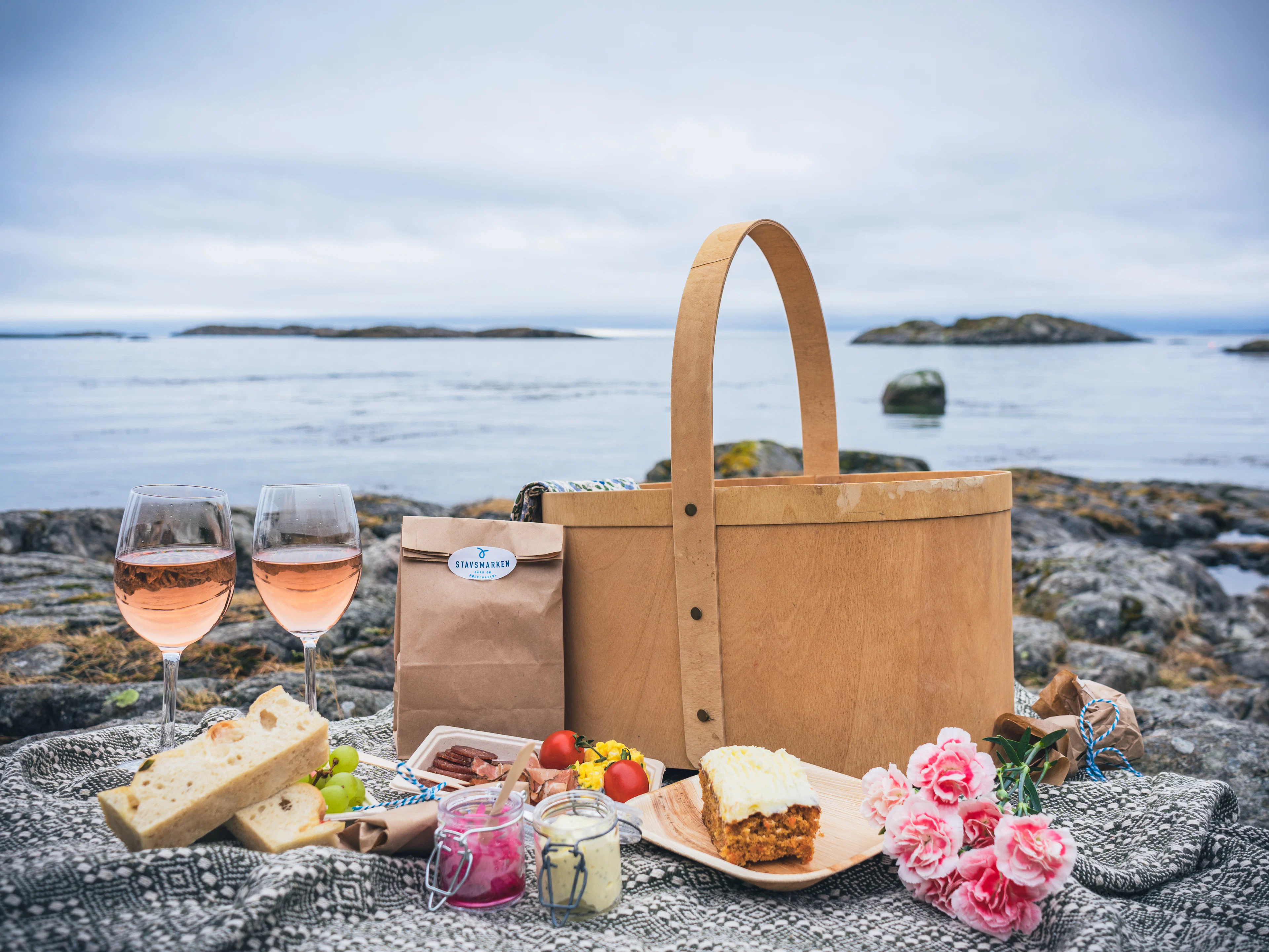 Picknickkorb mit regionalen Lebensmitteln vom Bauernhof Stavsmarken