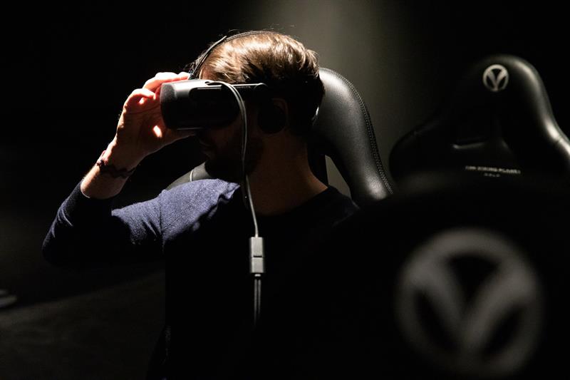 Person med VR-hodesett