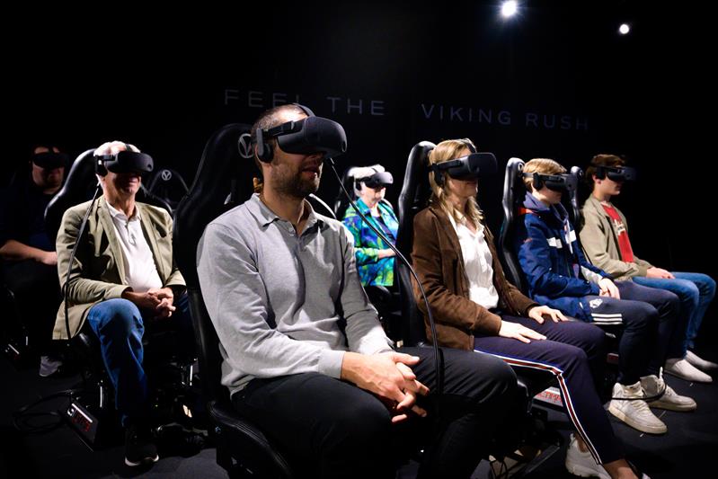 Sittende personer med VR-hodesett