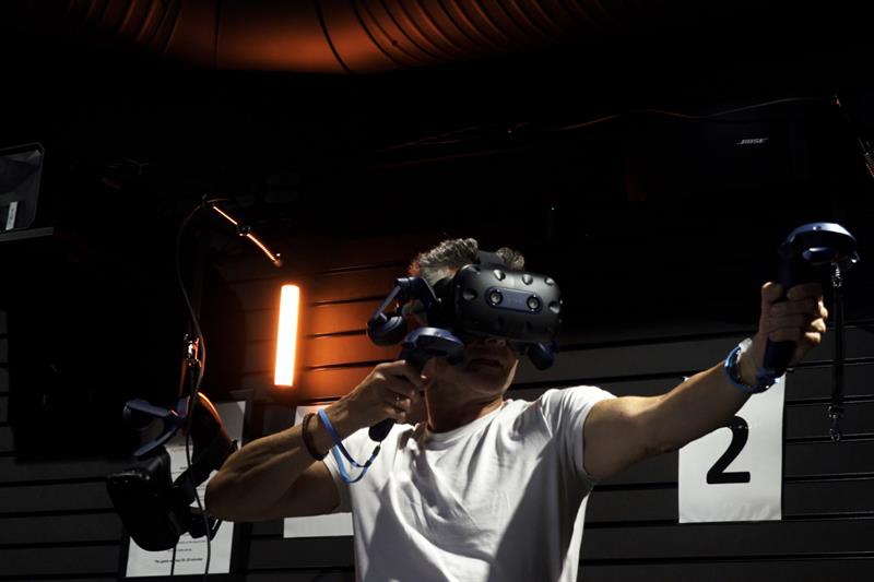 Person med VR-hodesett