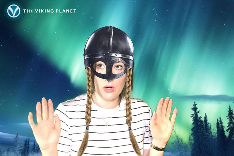 Dame iført vikinghjelm