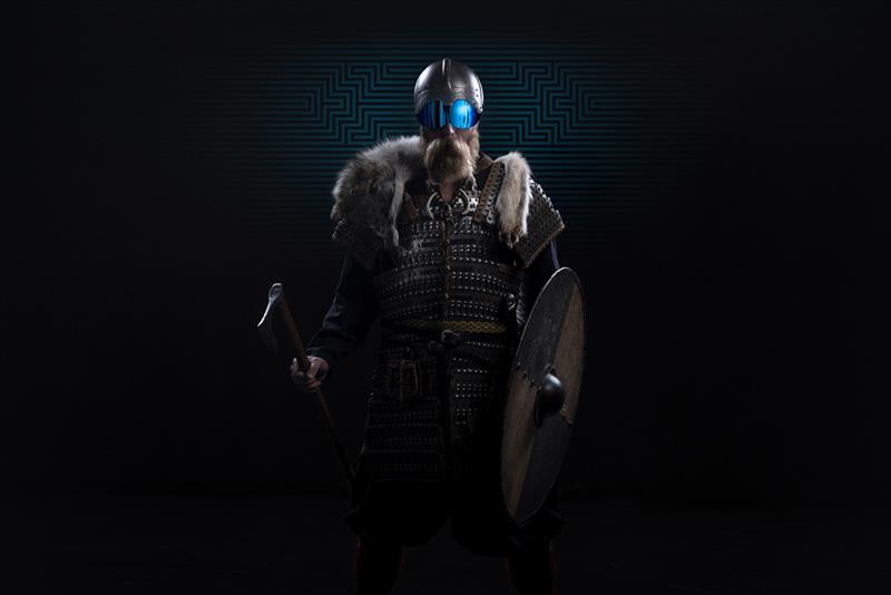 Mann i vikingdrakt