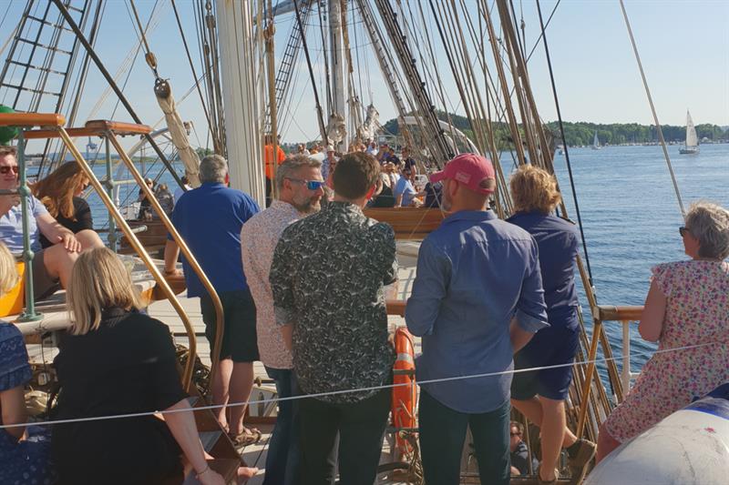 Folk står på dekk.