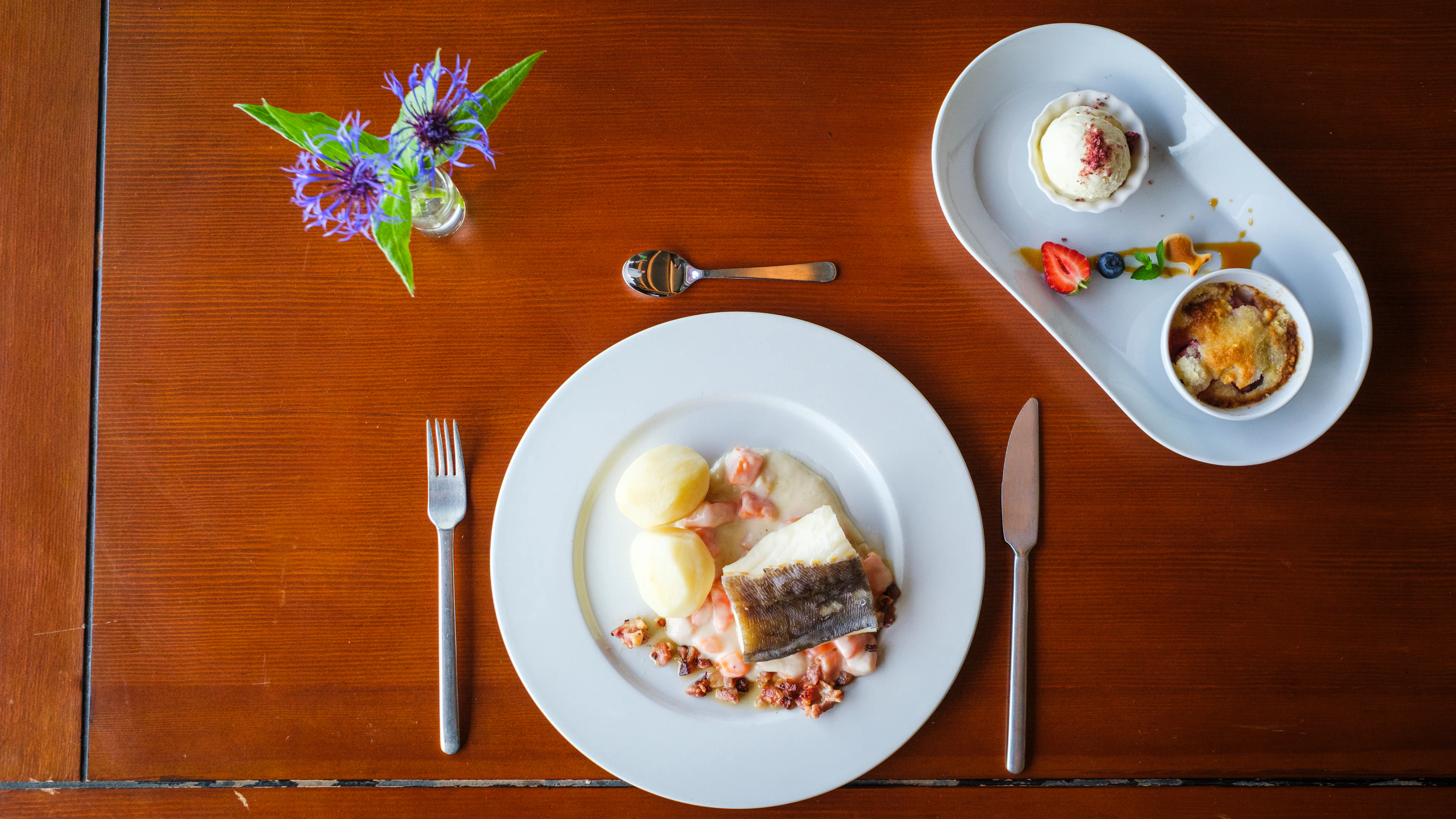 Traditionelles norwegisches Essen: Boknafisk und Rhabarberkuchen