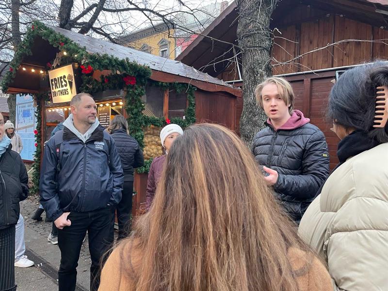 Guide presenterer seg for en gruppe turister på Spikersuppa julemarked