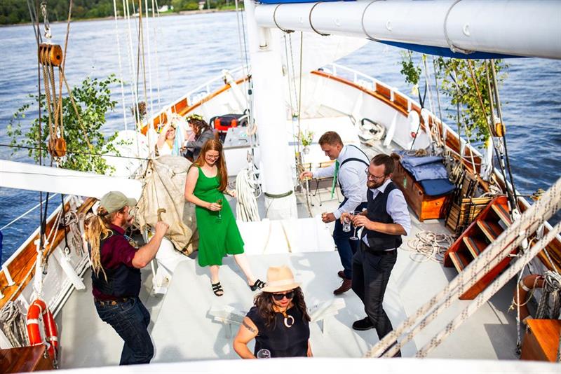 Dra på fest med kollegene dine - på ditt helt eget tall ship!