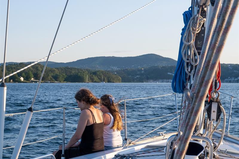 To jenter nyter terrassen