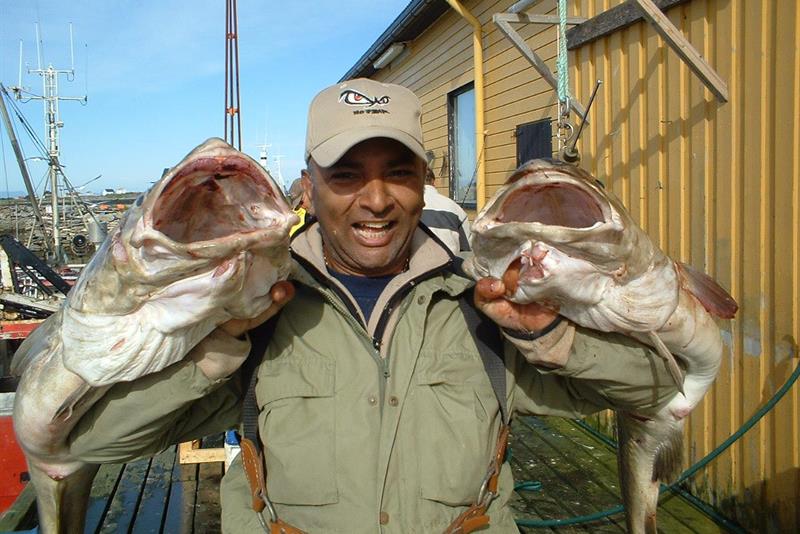 en mann som viser frem dagens fangst