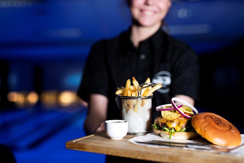 Detalj av cheeseburger og pommes frites
