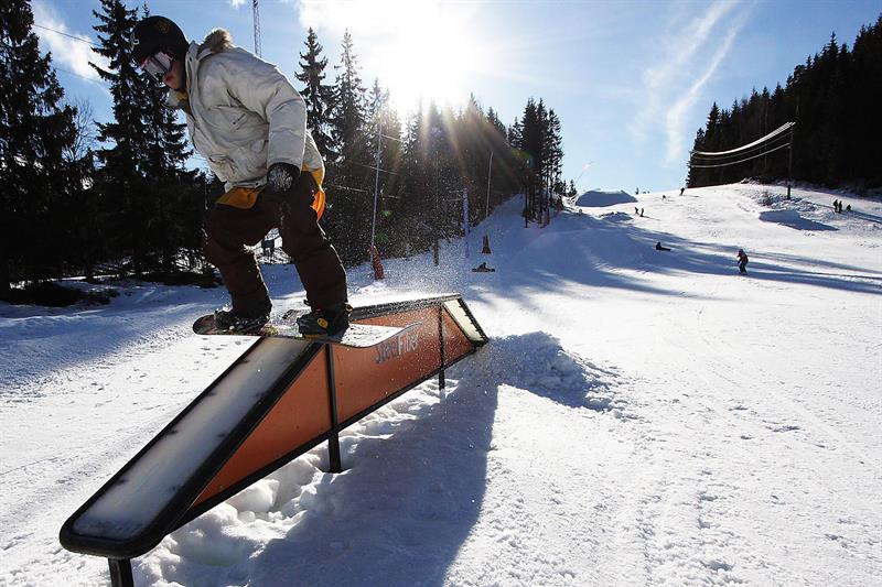 en person på snowboard som gjør triks
