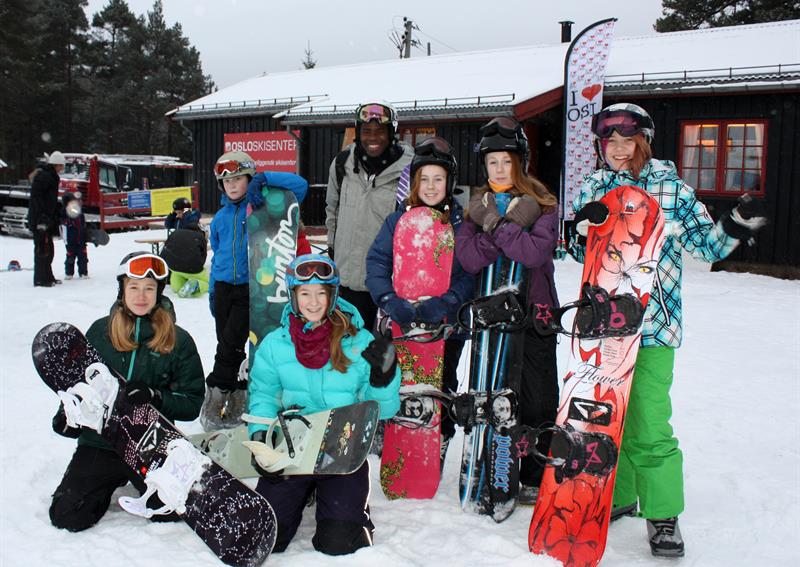 en gruppe snowboardere