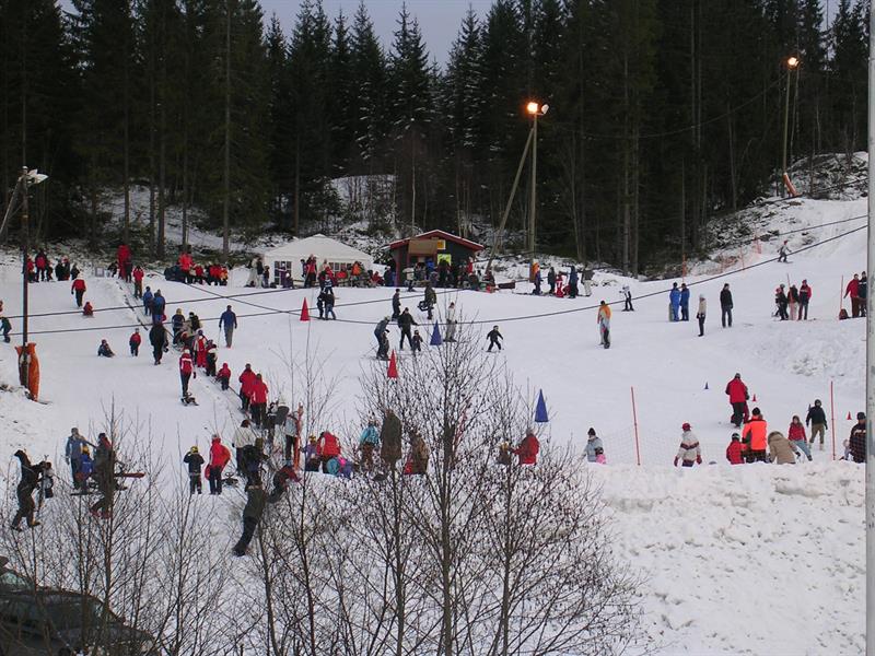 barneområde med mange barn og foreldre på ski