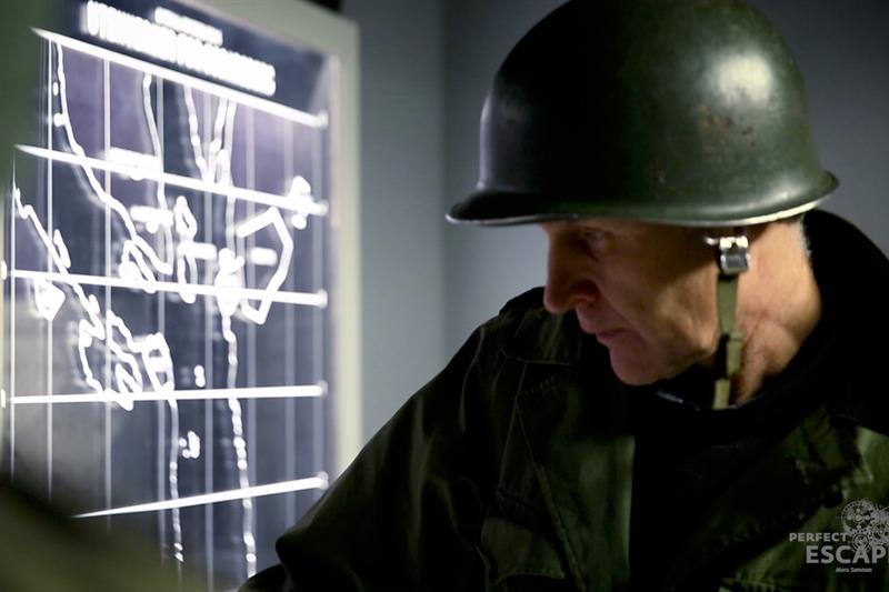 Mann iført militæruniform.
